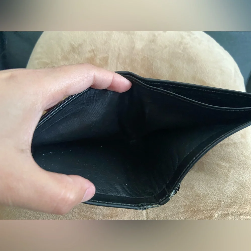 AUTHENTIC GUCCI LEATHER WALLET